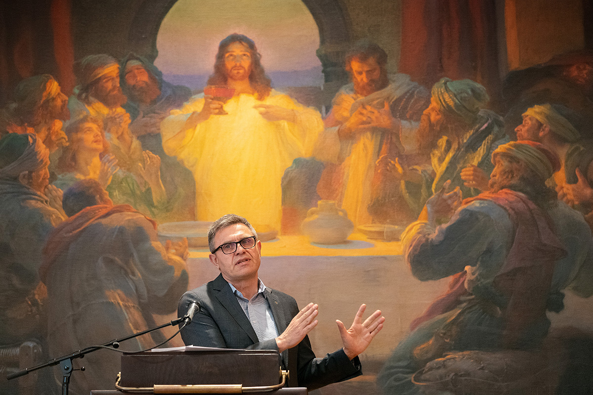 El Rev. Lev Shults saluda en un servicio de adoración combinado de congregaciones de habla checa y rusa en la Iglesia Metodista Unida Praga 2 en Praga, República Checa. Shults dirige la Iglesia Metodista Unida Agapé, la congregación de habla rusa. Foto de Mike DuBose, Noticias MU.