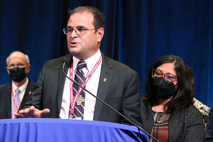 El Rev. Héctor A. Burgos-Núñez se dirige a la Conferencia Jurisdiccional Noreste después de ser elegido obispo el 2 de noviembre. Burgos quien se ha desempeñado como superintendente de distrito en la Conferencia Anual Ampliada de Nueva Jersey, fue elegido en la tercera votación. A su lado está su esposa Jazelis Burgos. La conferencia se llevó a cabo del 2 al 4 de noviembre en College Park, Maryland. Foto del Rev. Thomas Kim, Noticias MU.