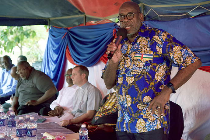 L'évêque L. Jonathan Holston, chef épiscopal de la Conférence méthodiste unie de Caroline du Sud, prend la parole lors de la présentation d'un don de 800 029 $ fait par la conférence au Fairfield Children's Home de Mutare, au Zimbabwe. Photo reproduite avec l'aimable autorisation du bureau des affaires publiques de l'Université d'Afrique.