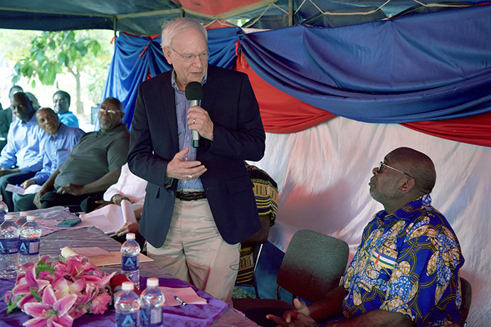Le Révérend John Holler (debout) parle à l'évêque L. Jonathan Holston au sujet du lien et de l'engagement qu'ils partagent avec le Fairfield Children's Home. Le révérend Holler a mené une campagne qui a permis de récolter 8 millions de dollars pour le foyer pour enfants Epworth de Caroline du Sud. Lui et l'évêque Holston ont convenu de verser une dîme de 10 % de cette somme à l'orphelinat méthodiste du Zimbabwe. Photo reproduite avec l'aimable autorisation du Bureau des affaires publiques de l'Université d'Afrique.