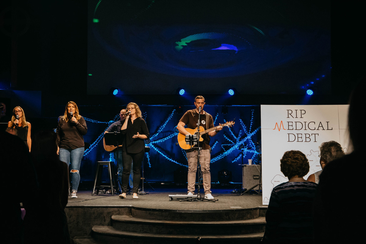 Miembros de la Iglesia Cristiana Capital City en Frankfort, Kentucky celebran la campaña de la congregación para eliminar las deudas médicas de algunos/as de sus vecinos/as, en asociación con RIP Deuda Médica, una organización sin fines de lucro con sede en Long Island, Nueva York. Al igual que Capital City, las iglesias metodistas unidas en Michigan, Tennessee y Nebraska han organizado exitosas campañas de condonación de facturas médicas. Foto cortesía de la Iglesia Cristiana Capital City.