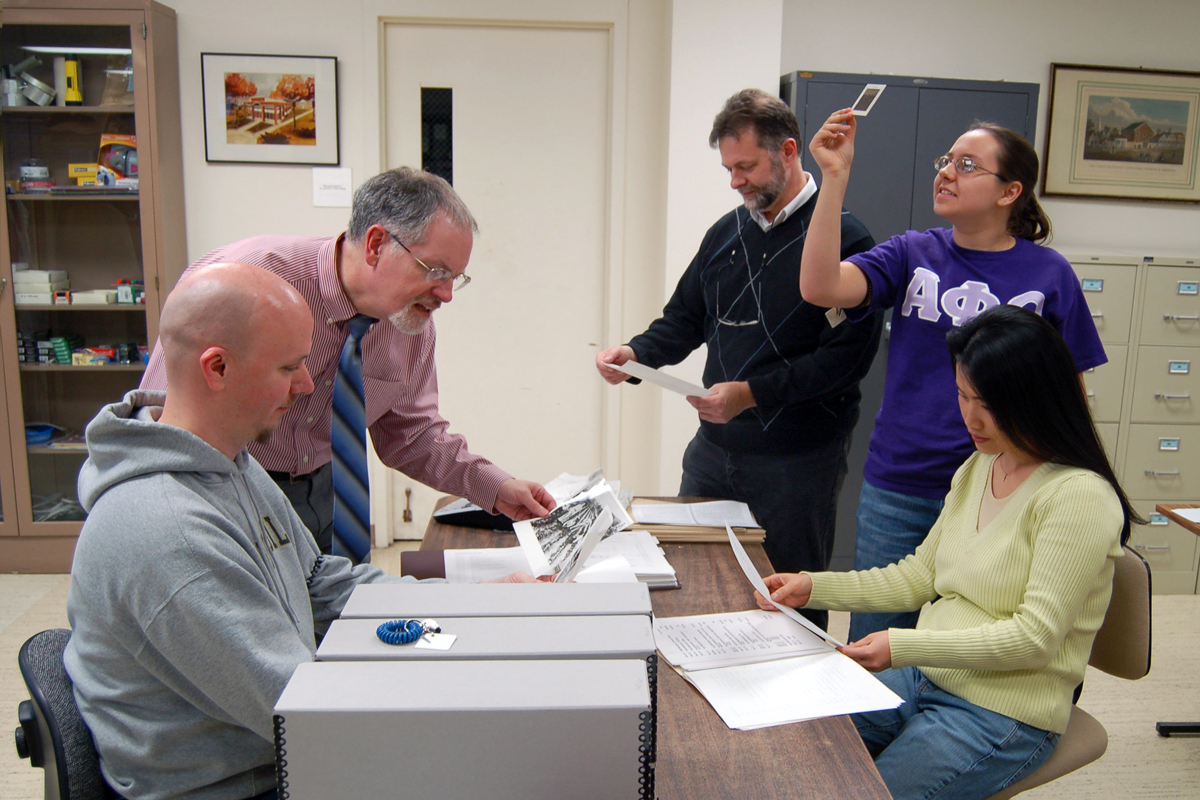 A equipe da Comissão Metodista Unida de Arquivos e História, Christopher Haynes, Dale Patterson e Mark Shenise, juntamente com os estudantes da Universidade de Drew, Stephanie Timick e Myongshin Jeon, trabalham no processamento de uma coleção de arquivos nos Arquivos Metodistas Unidos e no Centro de História em Madison, NJ. A Igreja Metodista Unida é instada a obter os arquivos que contam suas histórias em um arquivo. Foto cortesia de Arquivos e História Metodista Unida