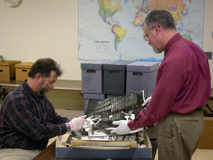 Mark Shenise e Dale Patterson trabalham no processamento de uma coleção de arquivos nos Arquivos Metodistas Unidos e no Centro de História em Madison, NJ. Os registros mantidos pela denominação são acessíveis a qualquer pessoa, não apenas aos Metodistas Unidos. Foto cortesia de Arquivos e História Metodista Unida. 