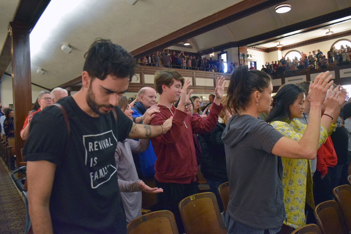 Pessoas de diferentes idades e locais adoram na Universidade Asbury. Foto de Cathy Bruce, Conferência do Kentucky da Igreja Metodista Unida.