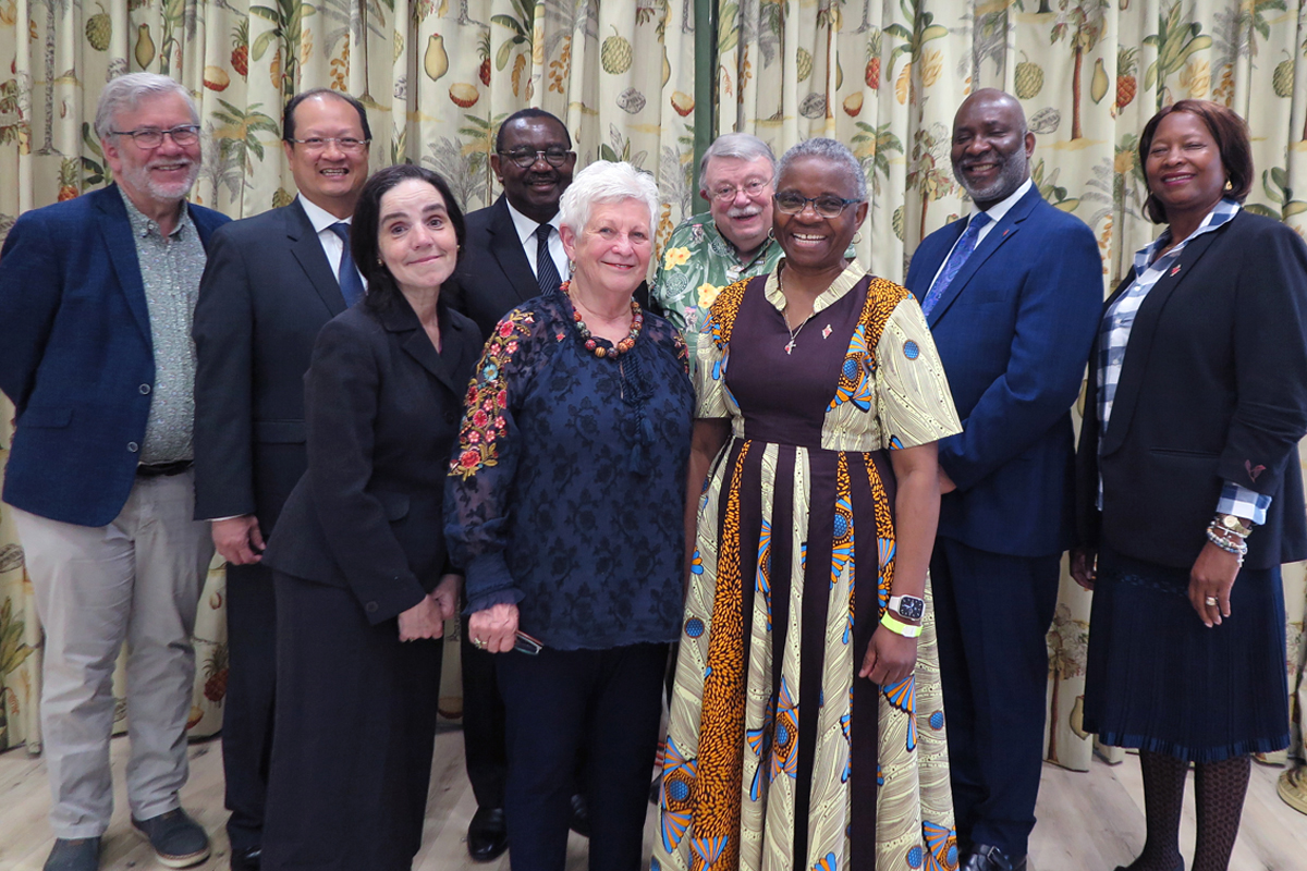 사법위원회 위원들. 뒷줄(왼쪽부터): 외빈드 헬리센 목사, 루안-부 트랜 목사, N. 오스왈드 트웨 시니어, W. 워렌 플로든 주니어, 데니스 블랙웰 목사, 리디아 구렐레, 앞줄(왼쪽부터): 베스 케이픈, 디넬 리스 타차, J. 카밤바 키보코 목사. 사진, 헤더 한, 연합감리교뉴스. 