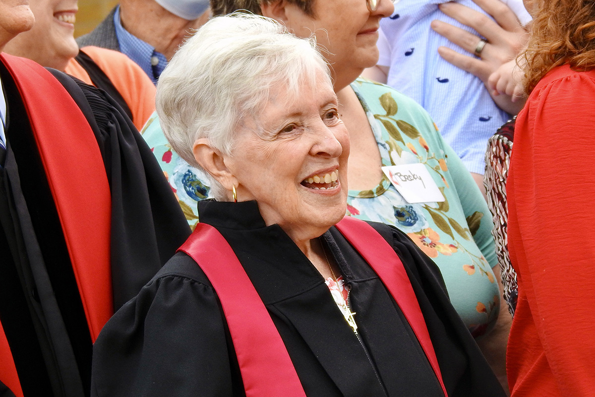 A Revda. Margie McNeir junta-se à espera de uma fotografia de grupo de membros da Metodista Unida de Amarillo após seu serviço de fundação em 4 de junho, em Amarillo, Texas. Alarmada com a perspectiva de que Amarillo, por causa de desfiliações, não teria uma igreja Metodista Unida, McNeir assumiu a liderança ao iniciar a Metodista Unida de Amarillo. Foto por Sam Hodges, Notícias MU.