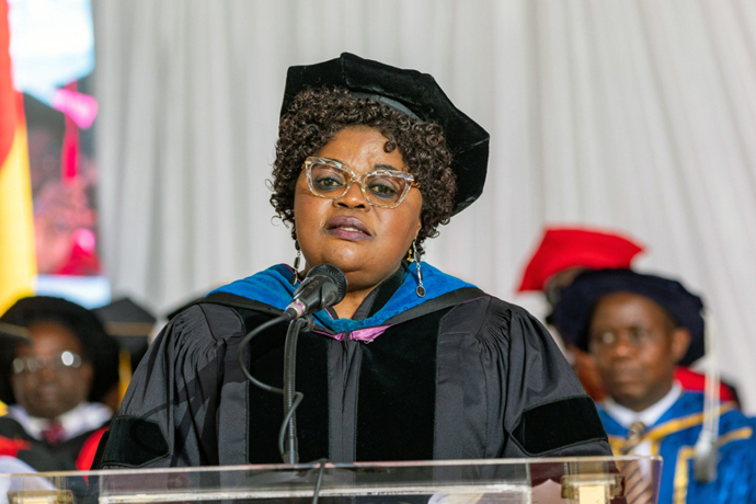 Convidada de honra e palestrante principal, a professora Theresa Nkuo-Akenji fala durante a cerimônia de graduação em 10 de Junho na África University em Mutare, Zimbábue. Akenji encorajou a turma de graduados a semear seus talentos e habilidades em suas comunidades. Foto de Arty Events para a África University.