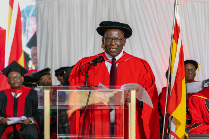 O professor Fanuel Tagwira, vice-reitor emérito da Africa University, exortou os graduados a “fornecer liderança para lidar com os desafios continentais” durante a 29ª cerimônia de graduação da África University. Foto de Arty Events para a África University.