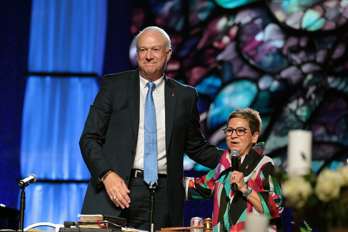 텍사스 연회의 신띠아 피에로 하비 감독이 5월 28일부터 31일까지 휴스턴 힐튼 아메리카에서 열린 연회에서 총감독회 회장인 토마스 비커튼 감독을 소개하고 있다. 두 감독은 교회 분열과 탈퇴를 가슴 아파하면서도 교회 개척과 전도를 위한 연합감리교인들의 새로운 에너지를 느낀다고 말했다. 사진 제공, 텍사스 연회.