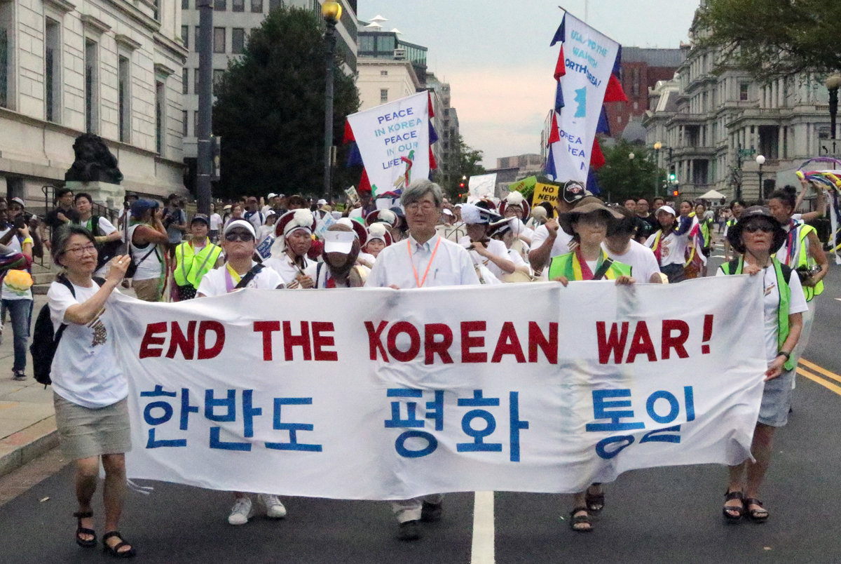 Cientos de participantes de la Acción de Paz por Corea marcharon en Washington, D.C. el 27 de julio, desde Plaza Lafayette frente a la Casa Blanca de los Estados Unidos hasta el Monumento a Lincoln, en el 70º aniversario del Acuerdo de Armisticio de la Guerra de Corea. La marcha fue parte de una convocatoria de tres días llamada Movilización Nacional para Poner Fin a la Guerra de Corea. Foto del Rev. Thomas E. Kim, Noticias MU.