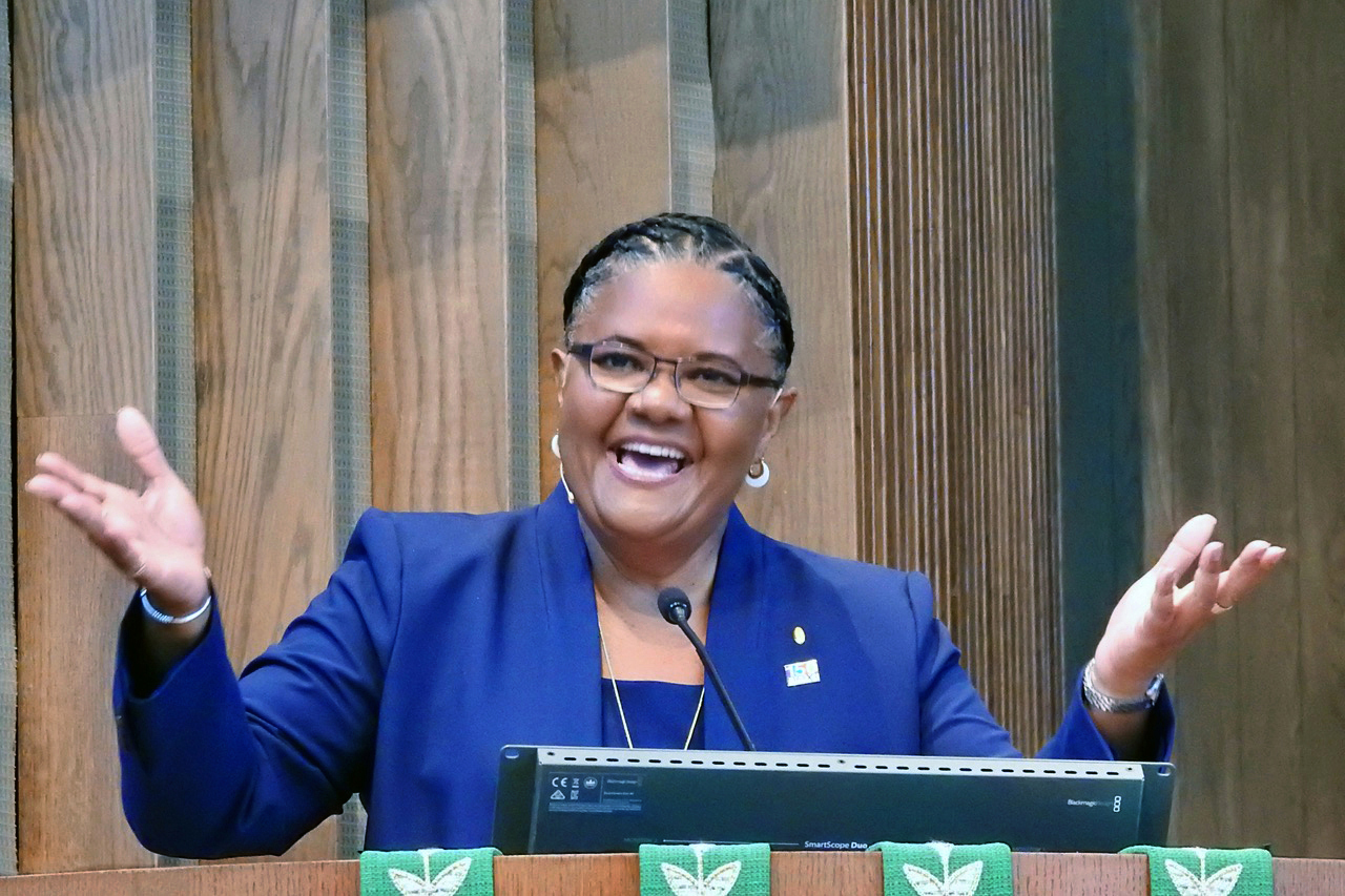 Sally Vonner se dirigió a la multitud reunida el 29 de julio en su servicio de instalación como alta ejecutiva de Mujeres Unidas en la Fe, organización que anteriormente se llamaba Mujeres Metodistas Unidas y tiene su sede en Nueva York. La instalación de Vonner, nativa de Tejas, se llevó a cabo en la Iglesia Metodista Unida de Lovers Lane en Dallas, Tejas. Foto de Sam Hodges, Noticias MU. 