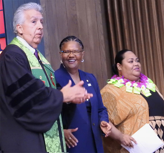 El Obispo Ruben Saenz Jr., Sally Vonner al centro y ‘Ainise ‘Isama’u subieron al escenario el 29 de julio durante el servicio de instalación de Vonner como alta ejecutiva de Mujeres Unidas en la Fe. El servicio se celebró en la Iglesia Metodista Unida Lovers Lane de Dallas, Tejas. Foto de Sam Hodges, Noticias MU.