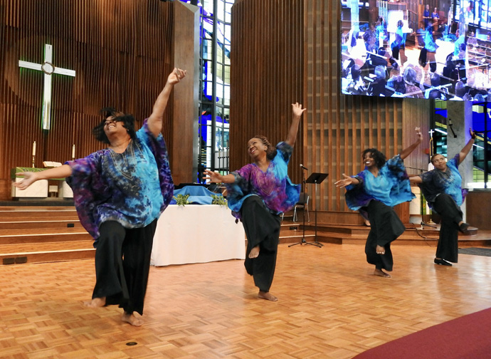 Bailarinas sagradas de la Iglesia Metodista Unida de la Comunidad San Lucas se presentaron el 29 de julio, en el servicio de instalación de Sally Vonner como nueva alta ejecutiva de Mujeres Unidas en la Fe. El enérgico servicio se llevó a cabo en la Iglesia Metodista Unida Lovers Lane de Dallas, Tejas. Foto de Sam Hodges, Noticias MU. 