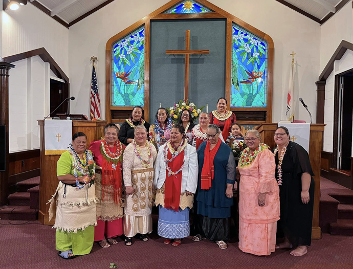 A Igreja Metodista Unida de Lahaina teve muitos visitantes repetidos dos Estados Unidos continental e de outros países que a consideram um lugar especial onde se sentiram acolhidos pela congregação multicultural. O santuário da igreja queimou em 8 de agosto nos incêndios florestais que devastaram a comunidade de Maui, Havaí, em Lahaina. Foto cortesia da Igreja Metodista Unida de Lahaina.