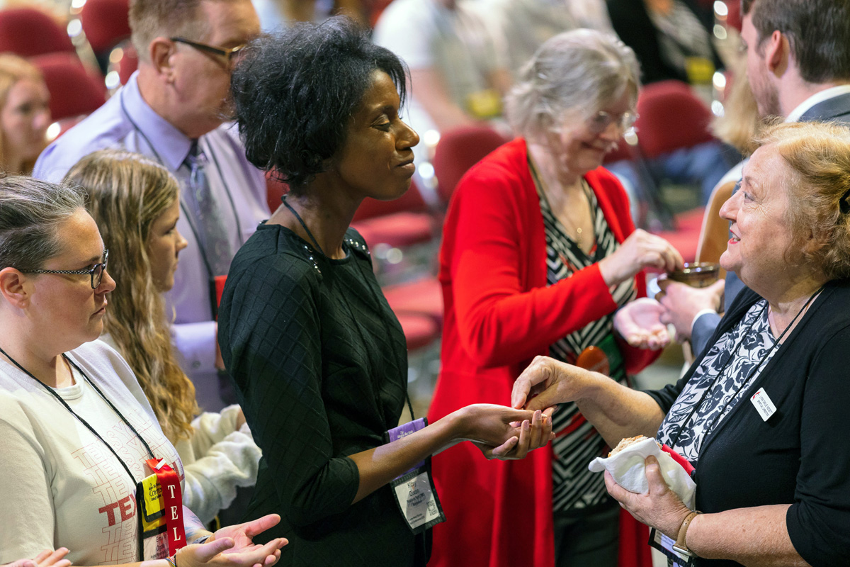 6월 14일, 앨라배마주 모바일에서 열린 앨라배마-서플로리다 연회에서, 연회원들이 성만찬에 참여하고 있다. 앨라배마-서플로리다 연회는 올해 초에 모인 미국 내 연회들 중 하나로, 연합감리교회의 핵심 기독교 교리를 수호하겠다는 내용이 담긴 결의안을 통과시켰다. 사진, 루크 루카스, 앨라배마-서플로리다 연회.