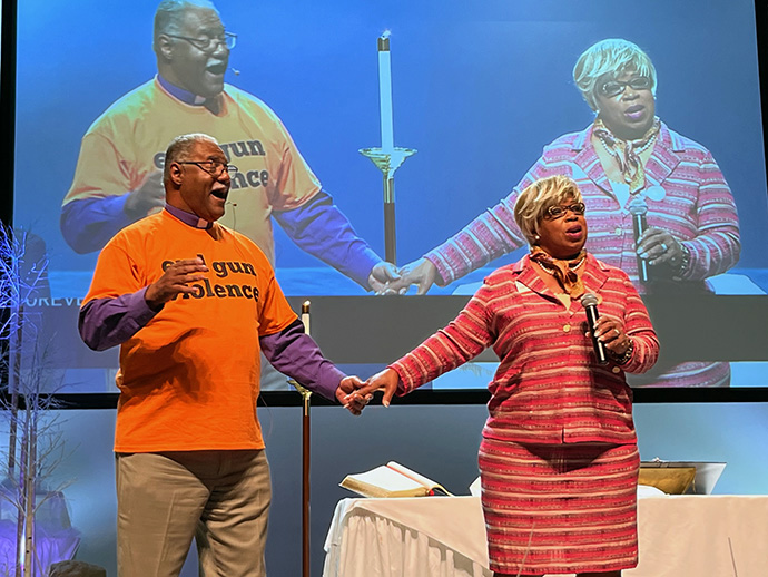 O Bispo Julius C. Trimble e a primeira-dama Racelder Grandberry-Trimble dão um início edificante à sessão da Conferência Anual de Indiana enquanto compartilham sua jornada de fé. A conferência focou no futuro com o tema “Orando para frente: não há como voltar atrás” em sua reunião de 8 a 10 de junho em Muncie, Indiana. Foto de Tim Tanton, Notícias MU.