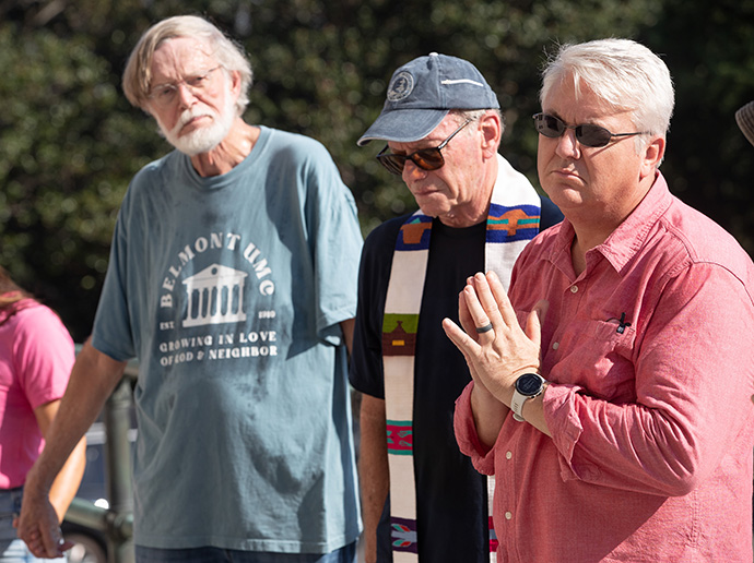 Os Rev. Paul Purdue (à direita) e Ken Edwards (centro) unem-se em oração com Mike Engle durante uma vigília de oração em apoio à reforma das armas no Capitólio do Estado do Tennessee, em Nashville, em 21 de agosto. Purdue é pastor sênior da Igreja Metodista Unida Belmont em Nashville, Edwards é clérigo aposentado da Conferência Tennessee-Western Kentucky e Engle é defensor público em Nashville e membro de Belmont. Foto de Mike DuBose, Notícias MU.
