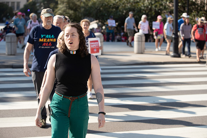 O reverendo Keller Hawkins lidera manifestantes durante uma vigília de oração em 21 de agosto em apoio ao controle de armas no Capitólio do Estado do Tennessee, em Nashville, onde os legisladores iniciarão uma sessão legislativa especial focada na segurança pública e saúde mental após um tiroteio em massa na Covenant School no início deste ano em Nashville. Foto de Mike DuBose, Notícias MU.