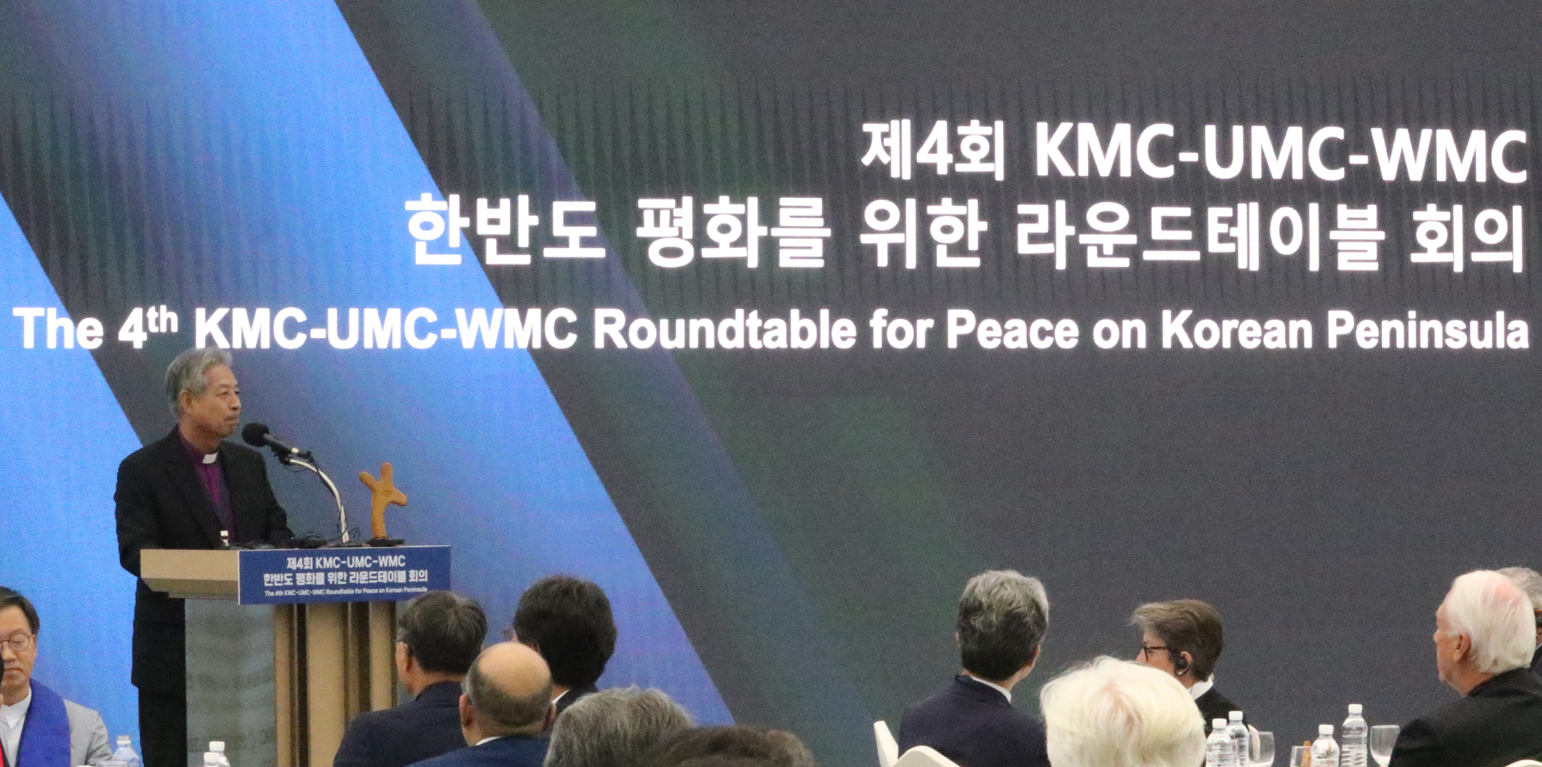 2023년 8월 28일, 기독교대한감리회와 연합감리교회 그리고 세계감리교협의회가 주최하고, 기독교대한감리회 선교국이 주관하며, 광림교회가 후원한 열린 제4차 한반도 평화를 위한 라운드테이블에서 기감의 감독회장인 이철 감독이 설교하고 있다. 사진, 김응선 목사, 연합감리교뉴스.