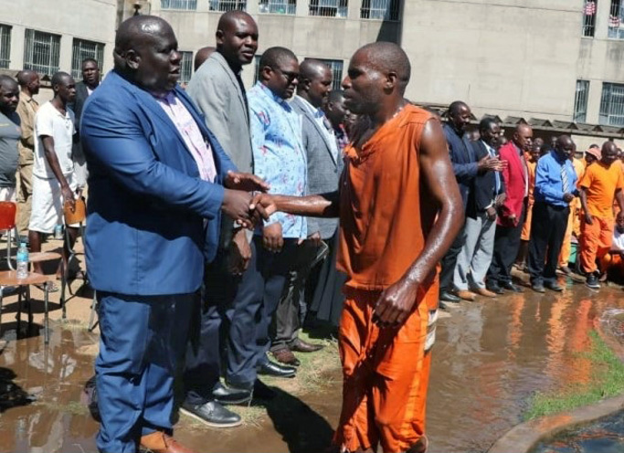 Líderes de la iglesia del Este de Harare, los reverendos Oscar Nyasha Mukahanana, a la izquierda; David Mupaya y John Makaniko felicitan a un recluso que fue bautizado el 28 de julio en la prisión de máxima seguridad de Chikurubi en Harare, Zimbabue. Mukahanana quien es superintendente de distrito, alentó a los reclusos a aceptar a Jesucristo como su Salvador, independientemente de la gravedad de sus crímenes. Foto de Prudence Choto, Prisión de Máxima Seguridad de Chikurubi. 