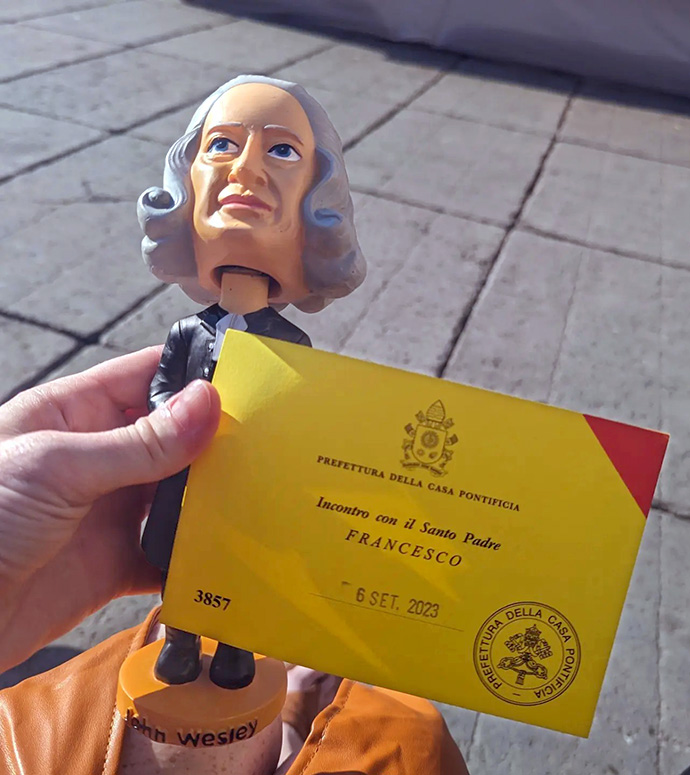 Um bobblehead de John Wesley foi apresentado ao Papa Francisco em 6 de setembro, enquanto um grupo de Metodistas Unidos participava da Conferência Histórica Metodista Europeia na Itália. De acordo com Ashley Boggan D. da Comissão Metodista Unida de Arquivos e História, o Papa riu e disse: “Wesley. Metodística.” Foto cortesia de Ashley Boggan D.