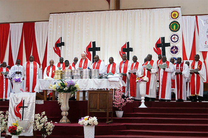 Os bispos lideram a comunhão na Catedral Memorial du Centenaire no culto de abertura do retiro de aprendizagem dos Colégios dos Bispos de África em Lubumbashi, Congo, 3 de Setembro. A reunião dos bispos deste ano discutiu a regionalização, a definição de casamento e o futuro da Igreja Metodista Unida em África, entre outras questões. Foto de Eveline Chikwanah, Notícias da MU.