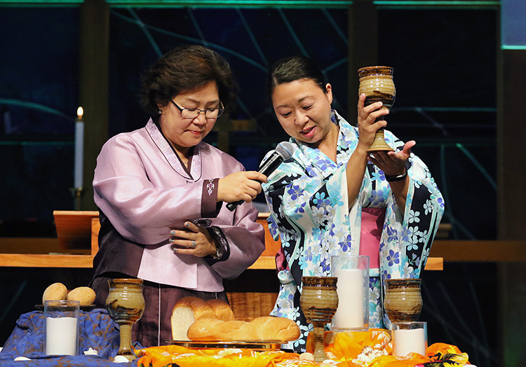 강혜경 목사와 모토에 푸어(Motoe Y. Foor) 목사가 2018년 하와이 호놀룰루에 있는 그리스도 연합감리교회에서 열린 연합감리교 아시안여성목회자 전국연합회와 한인여교역자 전국연합회의 연합 집회인 오하나(Ohana) 총회에서 성만찬을 집례하고 있다. 사진, 김응선 목사, 연합감리교뉴스.