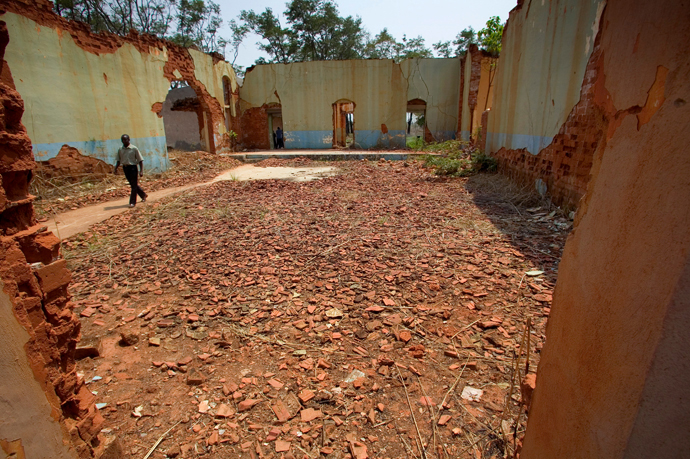 O Rev. Simão Antônio, pastor da Igreja Metodista Unida de Eva de Andrade, em Malanje, Angola, caminha pelas ruínas de sua antiga escola primária, a Escola de "Amor e Felicidade" no Centro Metodista de Quéssua. Quéssua foi bombardeado fora da existência no início da longa guerra civil do país, num acto de vingança contra o primeiro presidente de Angola, que era um Metodista Unido. Foto de arquivo de 2006 de Mike Dubose, Notícias da UM.