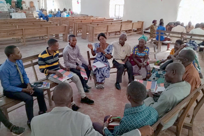 Mutombo wa Maloba Elizabeth (au centre en robe bleue), vice-présidente de la Conférence des femmes unies du Tanganyika, dirige un atelier de groupe lors d'une formation en juillet 2023 pour les responsables de l'éducation civique. À l'approche des élections, l'Église méthodiste unie s'efforce de renforcer la paix et la cohabitation en République démocratique du Congo en formant les citoyens aux droits et devoirs civiques. Photo par Betty Kazadi Musau, UM News.