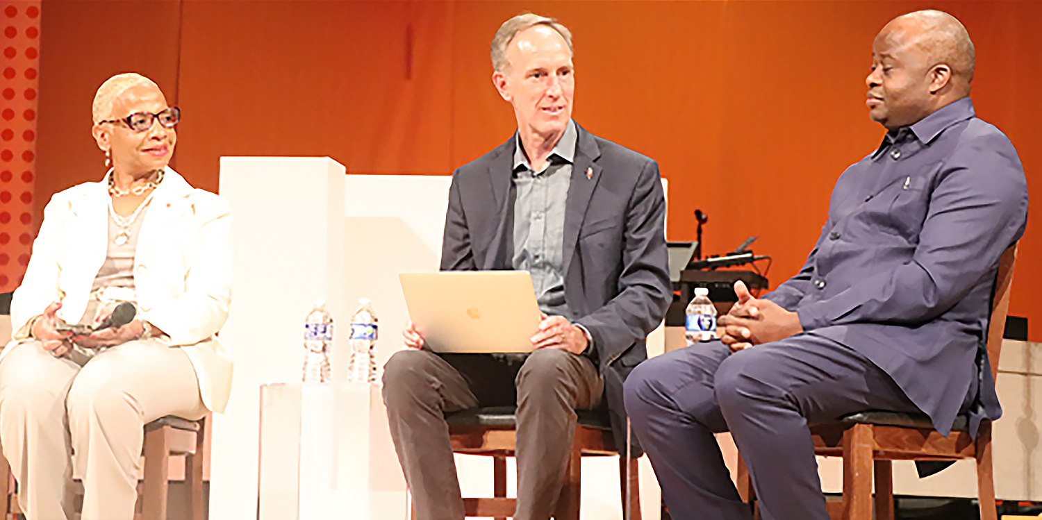 Os Bispos Tracy Smith Malone, à esquerda, Tom Berlin e Mande Muyombo discutem o futuro da denominação durante a "Reunião da Família Metodista Unida". Fotos de David Burke.