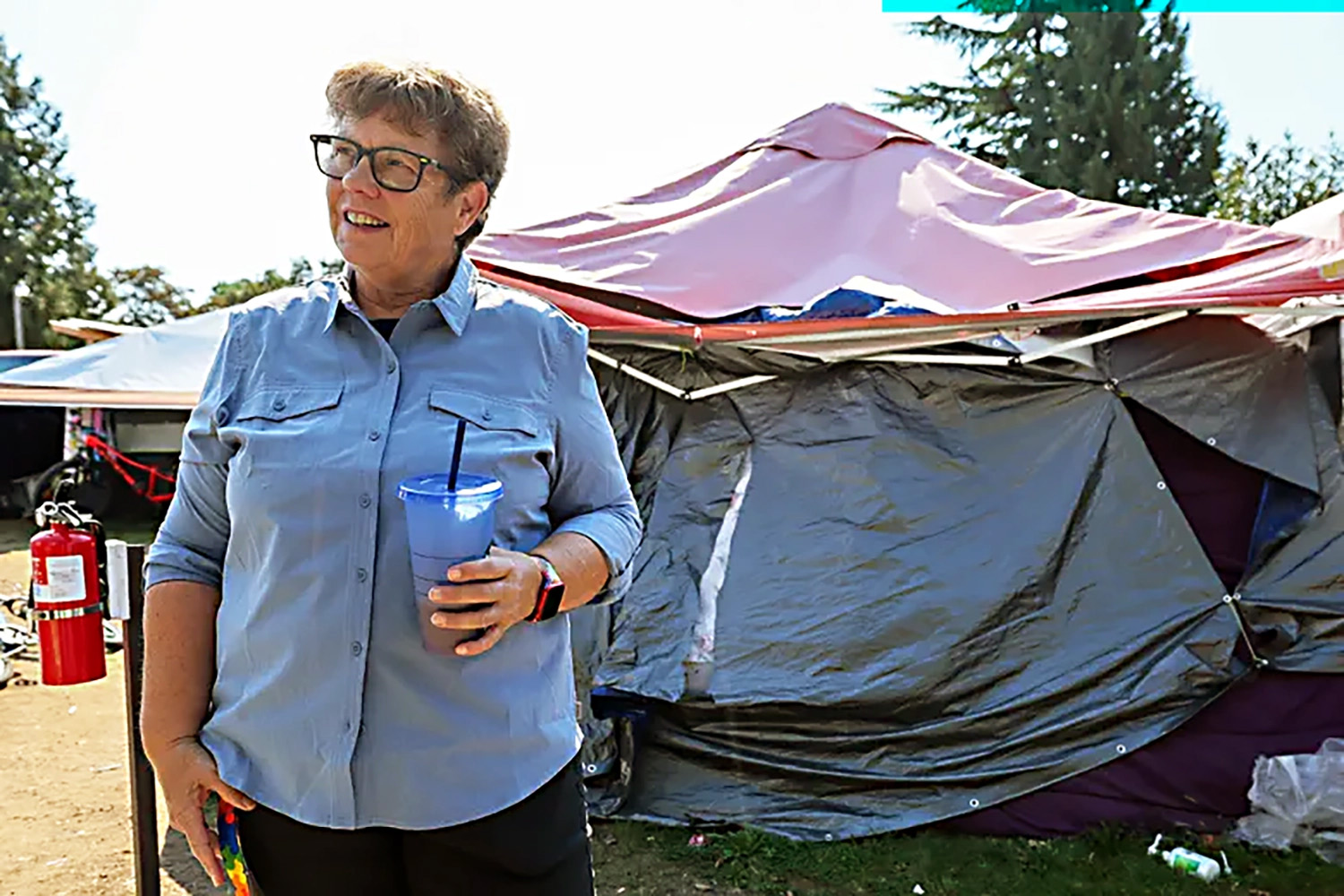 Temos pessoas que estão com frio e molhadas. E temos um fluxo contínuo de pessoas chegando. É uma crise humanitária”, disse o Rev. Jan Bolerjack, da Igreja Metodista Unida de Riverton Park, em Tukwila, que tem abrigado imigrantes. Foto Kevin Clark, The Seattle Times.