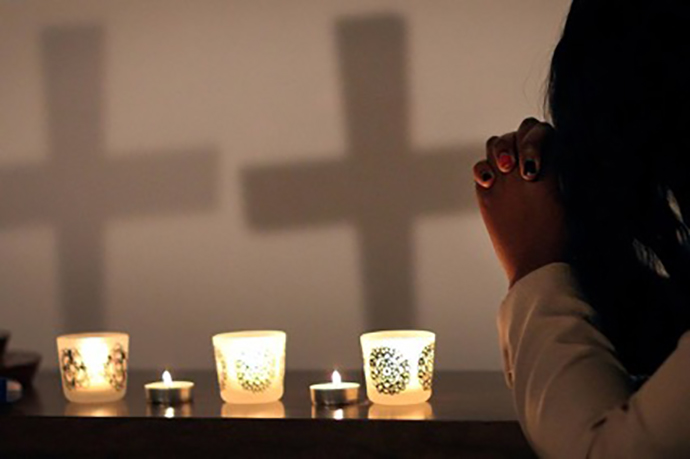 Os cristãos entendem a oração como comunicação espiritual com Deus. A meditação pode ser uma prática específica que nos leva à oração ou pode ser uma experiência espiritual separada. Ilustração fotográfica de Kathleen Barry, Comunicações Metodistas Unidas.
