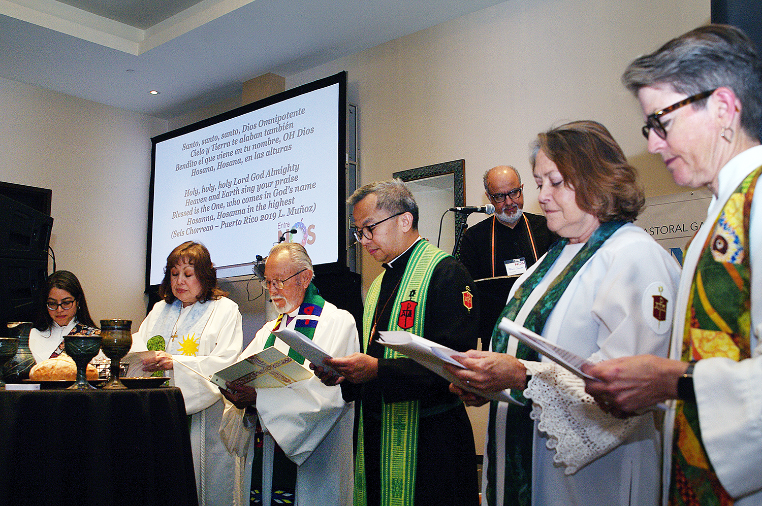 Membros do episcopado da Igreja Metodista Unida presidiram a cerimônia do sacramento da comunhão durante o serviço religioso. Da esquerda para a direita: Diaconisa Patricia Bonilla, Conferência Anual do Norte de Illinois; Bispa Minerva Carcaño, Conferência Anual Califórnia-Nevada; Bispo Elías Galván, diretor executivo da MARCHA; Carlo Rapanut, Conferência Anual Desert Southwest; Bispo Dottie Escobedo – Frank, Califórnia – Conferência Anual do Pacífico; e Bispa Sally Dyck, diretora do Gabinete Ecumênico do Conselho dos Bispos e membro cessante do Conselho de Administração do PNMHL.