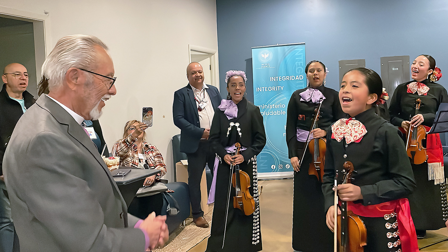 O Bispo Elias Galvan foi recebido de forma surpresa com a melodia de “Las Mañanitas” por um mariachi formado por meninas de uma família de músicos e cantores, ao chegar à Primeira Igreja Metodista Unida de Phoenix, onde havia sido pastor.