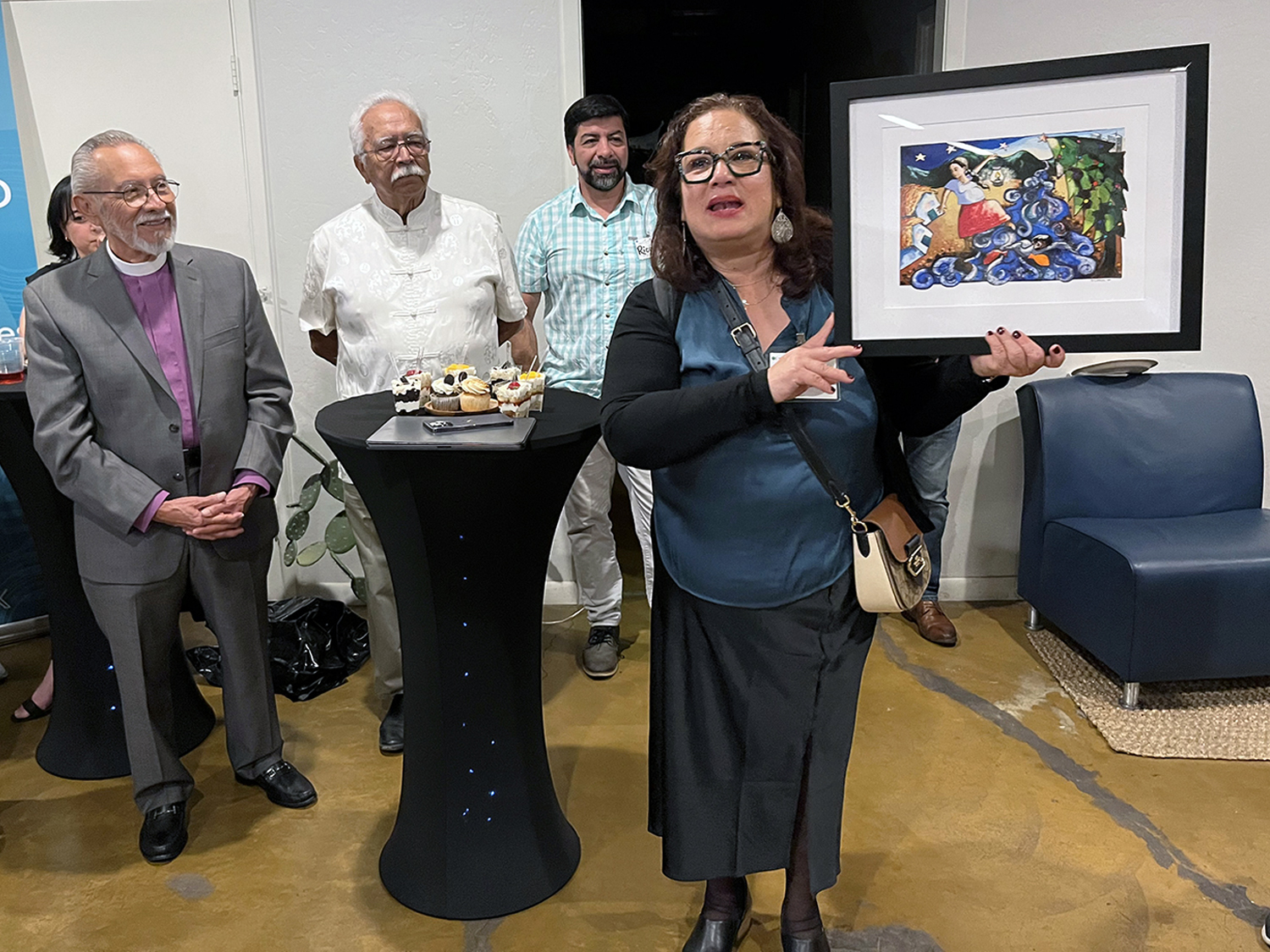 A Revda. Lydia Muñoz, Diretora do NPHLM, presenteou o Bispo Galván com uma pintura da artista Lisa Katzenstein, que trabalhou na Junta Geral de Ministérios Globais (JGGM) e desenvolveu o seu trabalho em torno de questões relacionadas com os direitos humanos. A pintura mostra uma mulher atravessando a corrente de um rio, em semelhança aos milhares de imigrantes que atravessam permanentemente a fronteira sul, o que tem sido motivo de luta e serviço ministerial de Dom Galván há várias décadas. Foto Tim Tanton, Notícias MU.