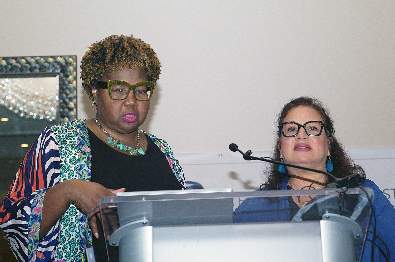 A Revda. Candace Lewis, reitora do Seminário Teológico Gammon, partilhou os resultados de um estudo conduzido por esta instituição sobre o impacto da pandemia CIVID 19 entre pastores e líderes leigos de minorias étnico-raciais que fazem parte da Igreja Metodista Unida. À direita a Revda. Lydia Muñoz, Diretora do NPHLM, ajudou na tradução da apresentação para o espanhol.