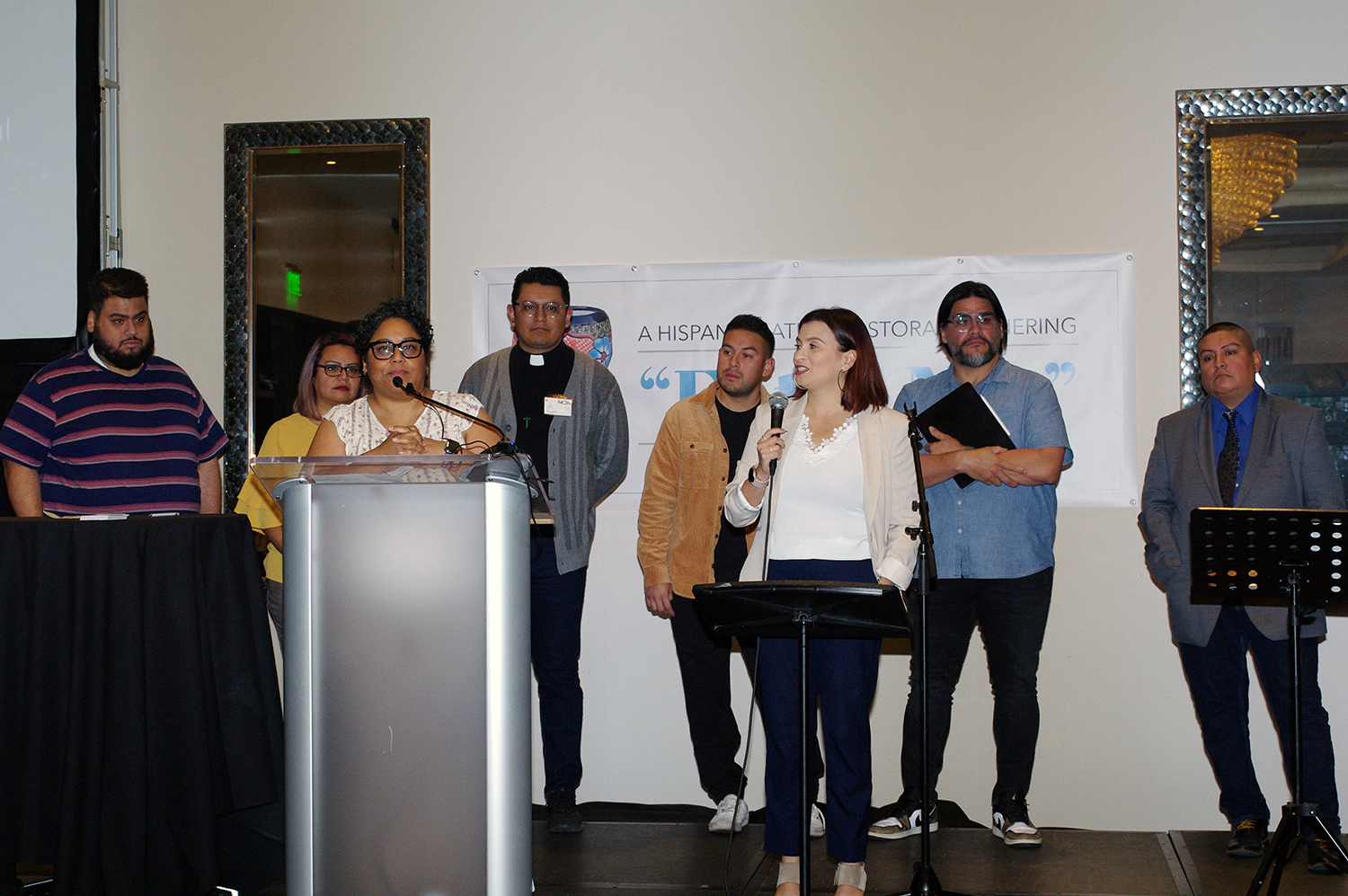 Jovens pastores e leigos bilingues e biculturais partilharam as suas reflexões sobre um programa de formação que o Plano tem vindo a desenvolver, para formar líderes religiosos para responder às realidades mutáveis e diversas das comunidades hispano-latinas. Da esquerda para a direita Ian Urriola, Miriam Peralta, Mayuris Pimentel, Angel Rivero, Noel Gabriel López, Emma Escobar, Juan Garay e Leo Bishop Dedios.