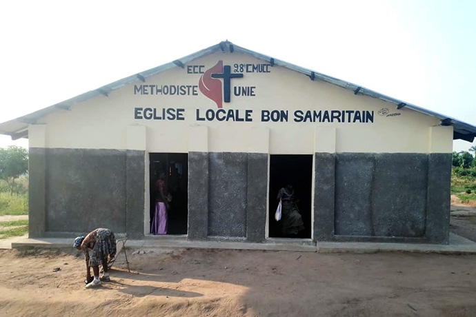L'Église Méthodiste Unie de Bon Samaritain est photographiée en cours de construction dans le camp de personnes déplacées de Nkonko à Kananga, au Congo. La famille d'un missionnaire méthodiste uni local a financé la construction de l'église, qui est la première du camp à être construite avec des matériaux durables. Photo par Cédrick Okandjo, UM News.