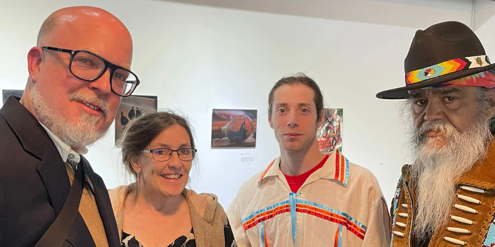 EarthKeeper RuthAnn Purchase (segundo da esquerda) com Ryan Grover (primeiro da esquerda), diretor do Rockwood Museum, JT Johnson e Walter Durham, em uma exibição memorial para Chief Quiet Thunder, um líder Metodista Unido e Lenape. (Foto: Cortesia de RuthAnn Purchase)