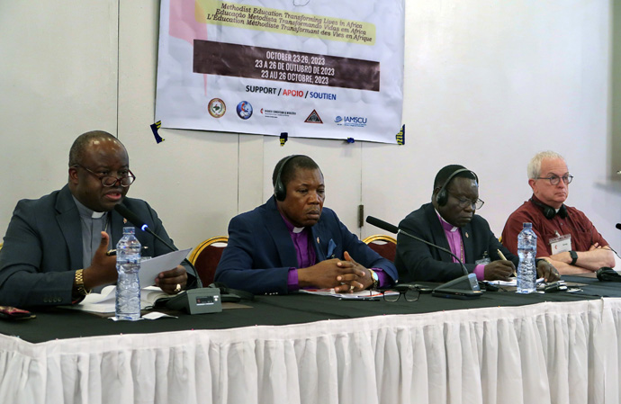 Les évêques Mande Muyombo du Nord-Katanga, Daniel O. Lunge du Congo Central et Owan Kasap du Sud-Congo échangent leurs points de vue sur la régionalisation lors d'une réunion du United Methodist Board of Higher Education and Ministry à Kinshasa, au Congo. À droite, Greg Bergquist, directeur général du GBHEM. Axées sur le thème "L'éducation méthodiste transforme les vies en Afrique", les réunions du 23 au 26 octobre ont rassemblé une centaine de dirigeants d'établissements d'enseignement du continent et des membres du personnel de Higher Education and Ministry et du United Methodist Board of Global Ministries (Conseil méthodiste des ministères mondiaux). Photo par Eveline Chikwanah, UM News.