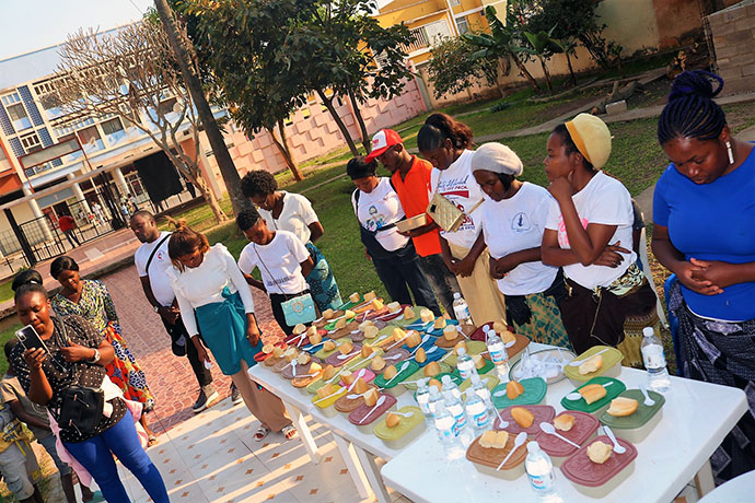 Jovens Adultos oram antes da distribuição da comida para os meninos na rua. Malanje, foto de João Nhanga.