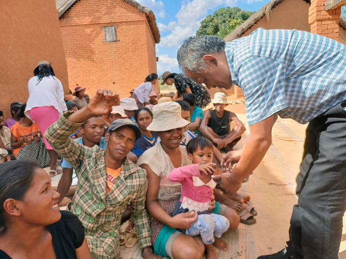 Jean Aime Ratovohery aide à distribuer de la nourriture aux habitants de Faratanjona, un village éloigné de Madagascar. Ratovohery, prédicateur laïc à l’Église Méthodiste Unie d’Ambodifasika, et les membres de sa congrégation ont visité le village pour apporter de la nourriture et partager l’évangile. Photo d’Esdras Rakotoarivony, UM News. 