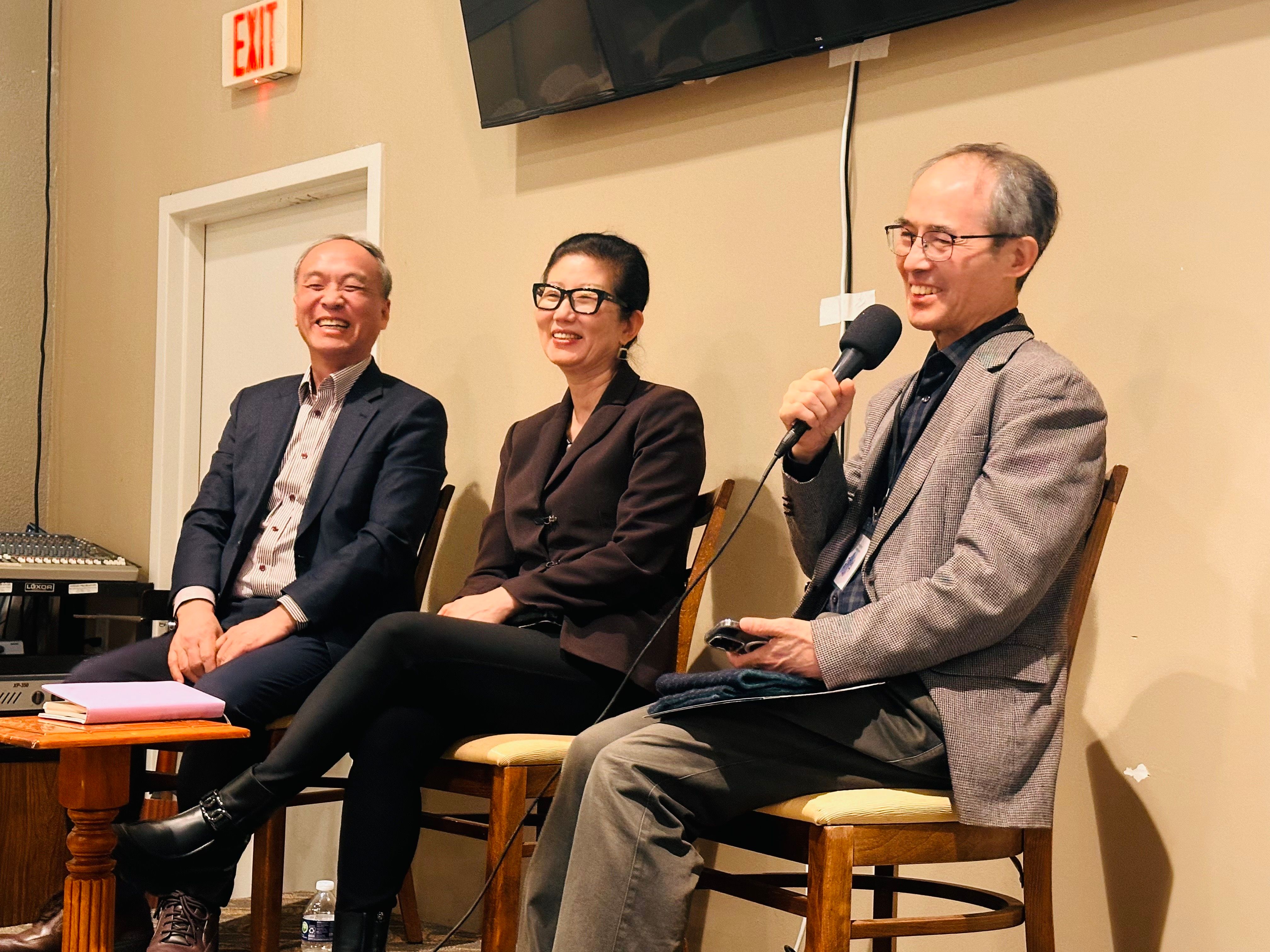 컨퍼런스의 강의를 맡은 (왼쪽부터) 김영봉 목사, 강남순 교수, 김기석 목사가 토크콘서트 시간에 컨퍼런스 착석자들과 질의응답 시간을 갖고 있다. 사진 제공, 황선웅 목사.