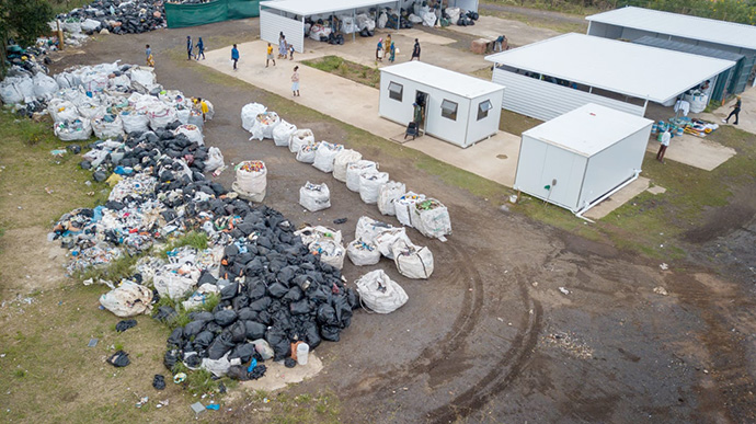 Os itens descartados são separados para reciclagem no Centro de Reciclagem e Compra Big Start em Durban, África do Sul. A Metodista Unida Thozeka Letuka abriu o negócio para ajudar a limpar o ambiente e criar oportunidades económicas para os seus vizinhos. Foto cortesia de Big Start.