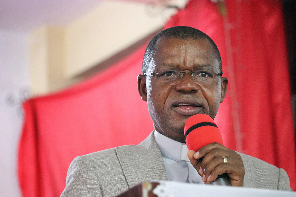 Le Rév. Emmanuel Sinzohagera est le représentant légal de l’Église Méthodiste Unie au Burundi et occupe le poste de président du Sénat, la troisième plus haute fonction du pays. « Que je sois à la chaire ou au parlement, ma mission reste inchangée : servir Dieu et élever notre communauté, » a-t-il affirmé. Photo de Isaac Broune, UM News.