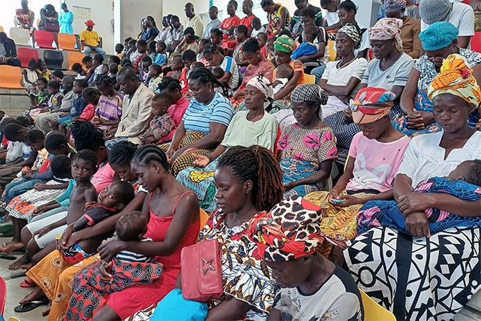 Sobreviventes das enxurradas oram durante um culto proporcionado pela Igreja Metodista Unida no Pavilhão multiuso Arena Palanca Negra. Malanje, foto de João Nhanga.