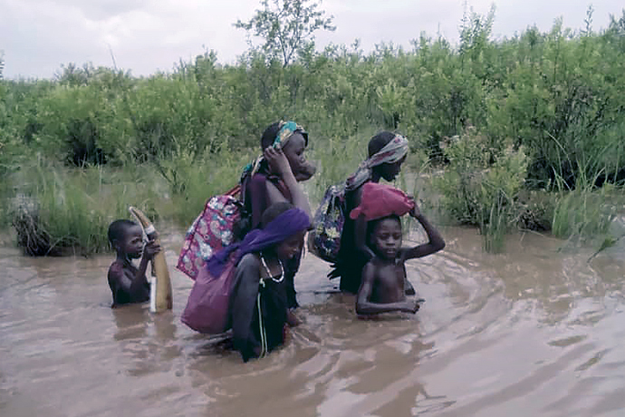 Des enfants traversent une zone inondée dans le district de Masai de la Conférence de Tanzanie. Plus de 6 300 personnes, dont 300 membres de l'Église Méthodiste Unie, ont été touchées par les fortes pluies et les inondations de décembre et janvier. Photo de Samsoni Kinoka, district de Masai.