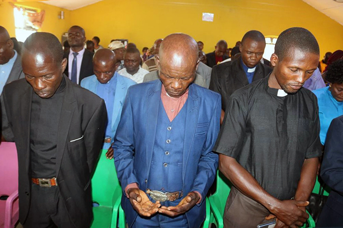 Sur cette photo d'archive, des responsables laïcs et des membres du clergé de la Conférence Annuelle du Kivu à Goma, au Congo, participent à un service commémoratif pour les personnes décédées à la suite de violences dans l'Est du Congo en 2023. Les autorités locales affirment que les rebelles des Forces démocratiques alliées ont tué au moins 13 civils, dont la présidente de l'organisation féminine de l'Église Méthodiste Unie de Komanda, lors d'une attaque menée les 17 et 18 février dans la province d'Ituri. Photo de juillet 2023 par Philippe Kituka Lolonga, UM News.