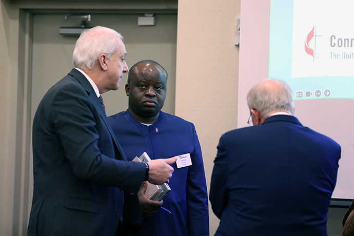 Três bispos falam durante a reunião conjunta do Conselho Geral de Finanças e Administração e da Mesa Conexional, de 19 a 20 de Fevereiro, em Franklin, Tennessee. A partir da esquerda, estão o Bispo da Conferência de Nova York, Thomas J. Bickerton, presidente do Conselho dos Bispos; Bispo da Área de Katanga Norte, Mande Muyombo, Presidente da Mesa Conexional; e o bispo aposentado Michael McKee, presidente do conselho do GCFA. Foto de Melissa Jackson, Conselho Geral de Finanças e Administração.