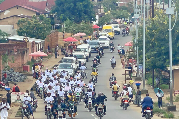 Une caravane utilisant des haut-parleurs pour diffuser un appel à des élections pacifiques traverse Kibombo, au Congo. Photo par Chadrack Tambwe Londe, UM News.